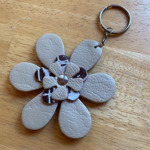 Keychain or bag charm flower like new